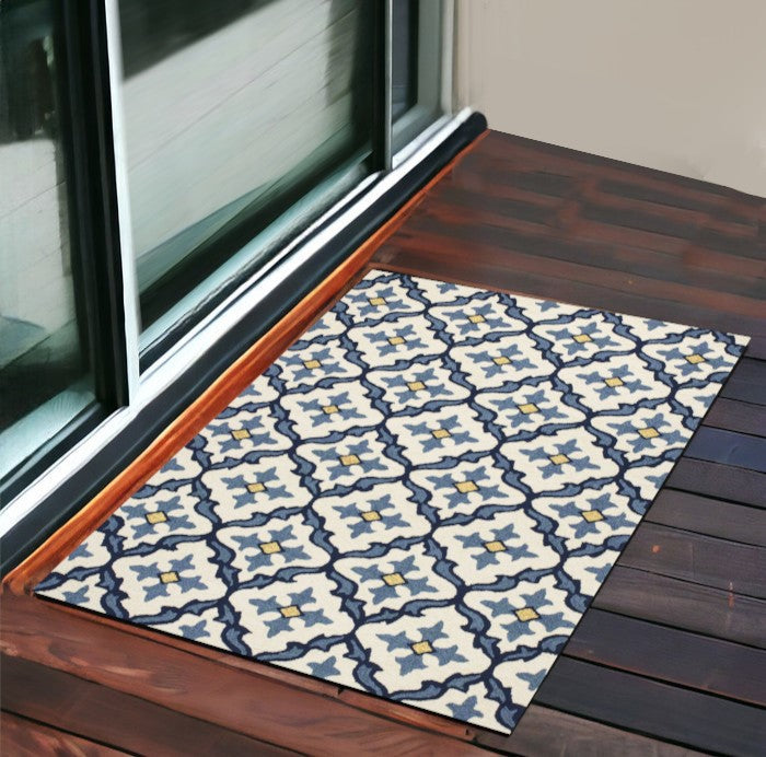 2'X3' Ivory Blue Hand Hooked Uv Treated Quatrefoil Indoor Outdoor Accent Rug