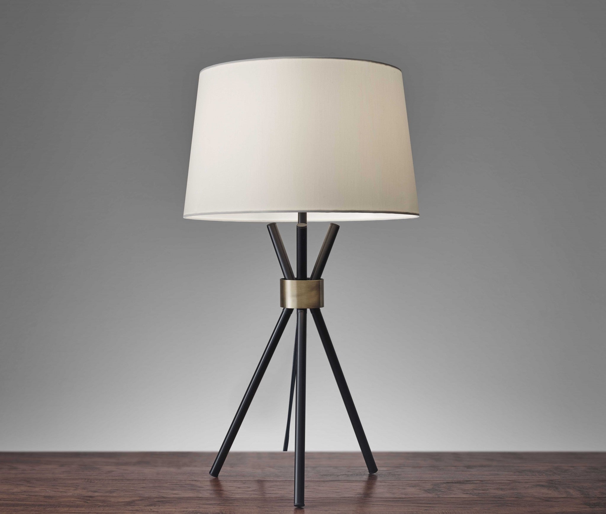 Black Metal Tripod Leg With Antique Brass Accent Table Lamp